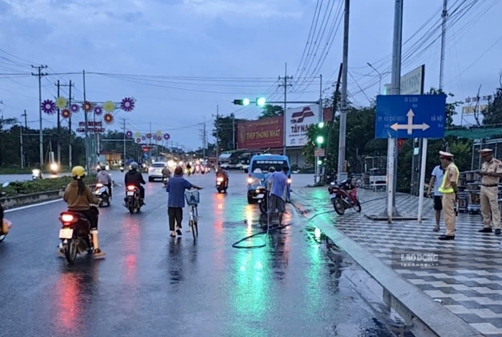 Police spread sand to treat road surface with oil, causing many motorcyclists to slip and fall