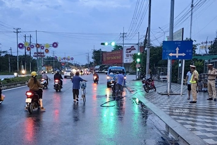 Traffic police arrive to regulate traffic at the oil-stained road surface, afternoon of September 9. Photo: Duy Tuan