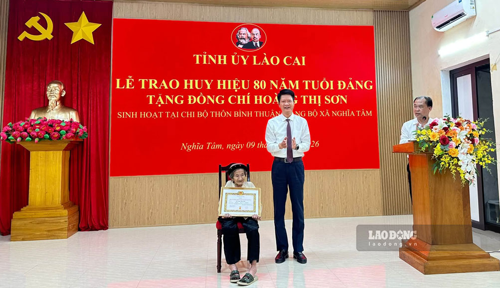 Awarding the 80-year Party membership badge to a veteran female Party member in Lao Cai